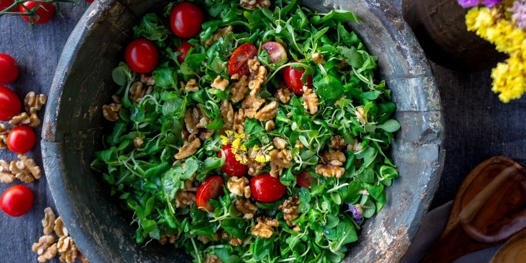 Salad with pecans and tomatoes